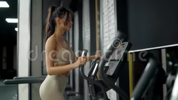 健身女人在健身房做有氧运动视频的预览图