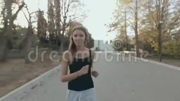 早上在公园里跑步的苗条女孩视频的预览图
