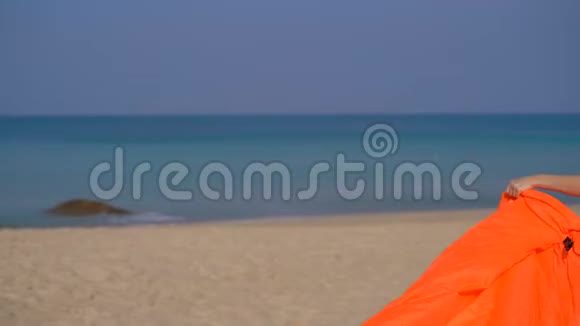 热带海滩上的年轻女子充气沙发暑假概念视频的预览图