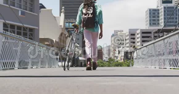 骑自行车的混血男子视频的预览图