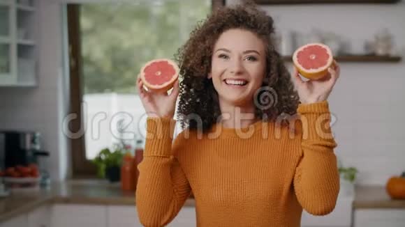 年轻女子玩水果视频的预览图