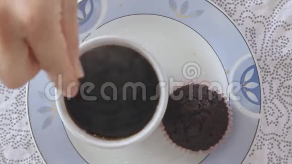 女人的手在热气腾腾的咖啡里加甜视频的预览图