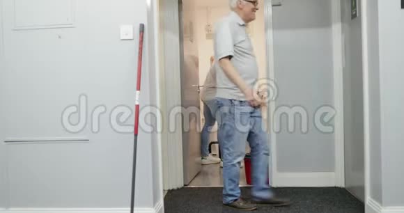 清洁工在工作视频的预览图