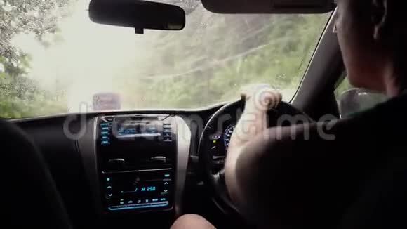 人在雨中开车视频的预览图
