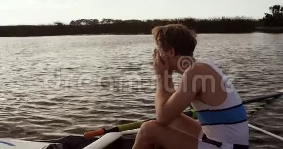 在湖上的船上哭泣的男划手视频的预览图