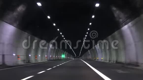 开车穿过隧道视频的预览图