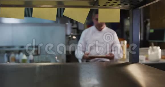厨师准备为客户服务视频的预览图