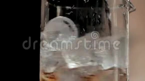 关上玻璃里的冰视频的预览图