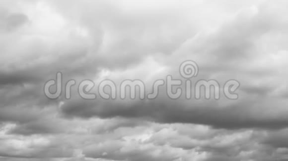 乌云笼罩着天空视频的预览图