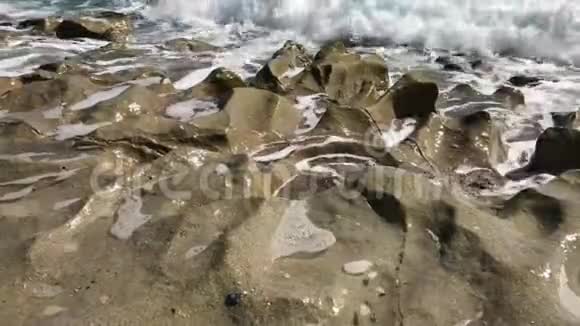 海洋和石头视频的预览图