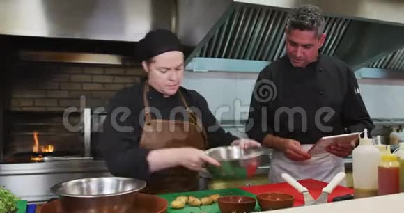 高加索男人和女人做饭视频的预览图
