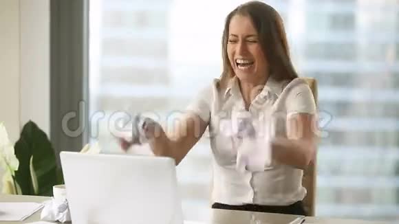 压力沉重的女员工扔皱巴巴的纸工作时精神崩溃视频的预览图
