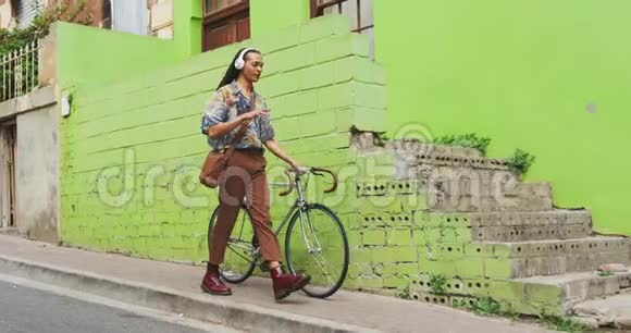 骑自行车的混血男子视频的预览图