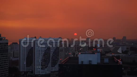 橙色的日落和烟雾视频的预览图