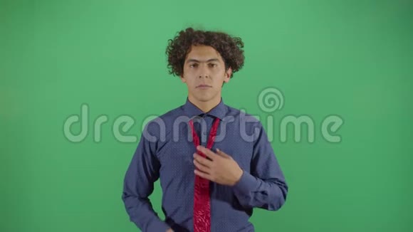 成年男子系领带视频的预览图
