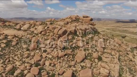 南非花岗岩露头的鸟瞰图视频的预览图