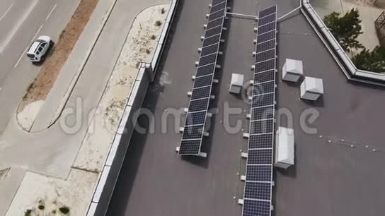 屋顶上的太阳能电池板视频的预览图