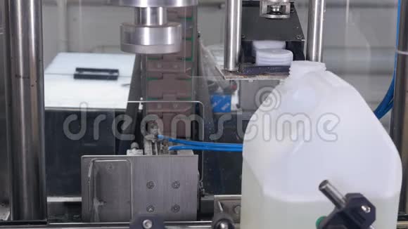 生产机器上的药品瓶盖拧紧化工瓶上的传送带4公里视频的预览图
