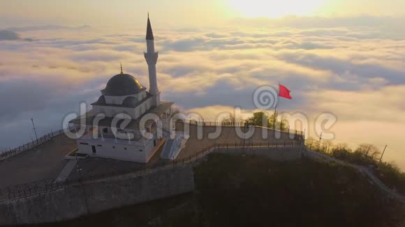 清真寺上方云层覆盖视频的预览图
