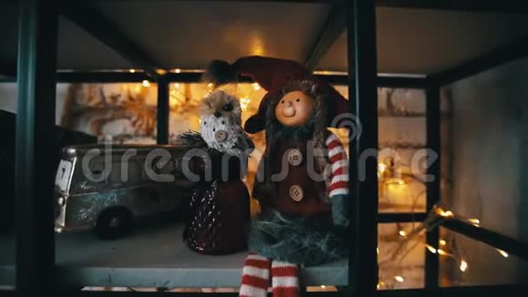 把圣诞玩具放在架子上视频的预览图