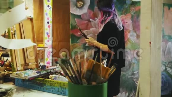 女画家在艺术作品视频的预览图