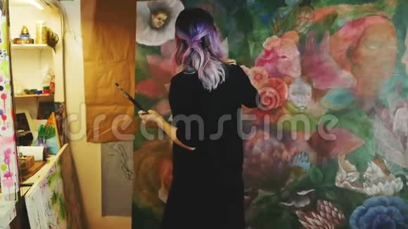 女画家在艺术作品视频的预览图