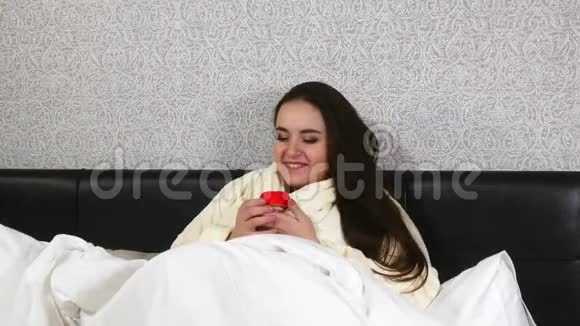 床上的女孩带着心形蛋糕视频的预览图