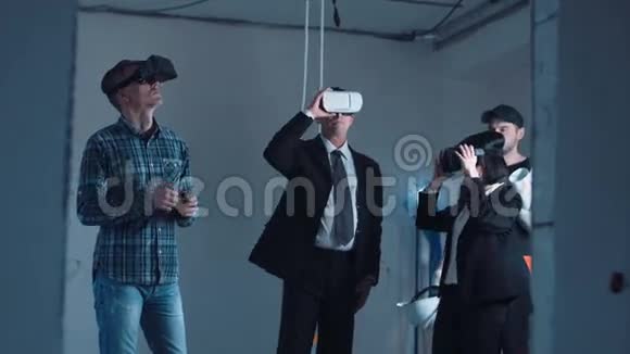 虚拟现实耳机中的人期待着三维未来项目视频的预览图
