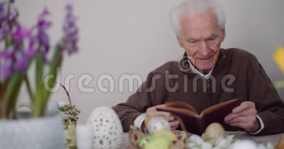 老人老年人阅读书籍视频的预览图