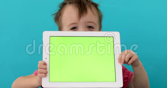 幼儿出示空片视频的预览图