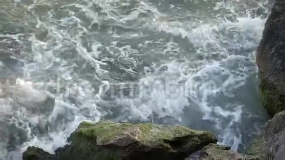 波浪在岸边折断波浪在岩石上折断视频的预览图