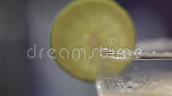 加柠檬或柠檬的鸡尾酒视频的预览图