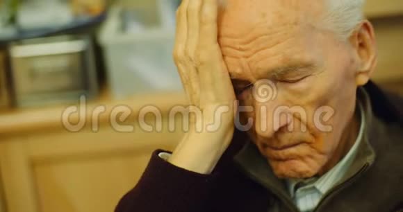 头痛的老人视频的预览图