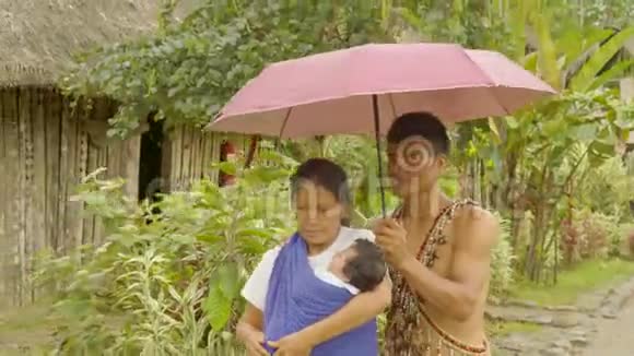 雨中的土著家庭视频的预览图