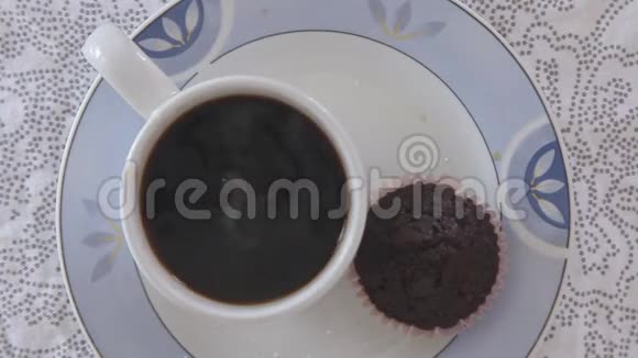 女人的手在咖啡杯里倒糖视频的预览图