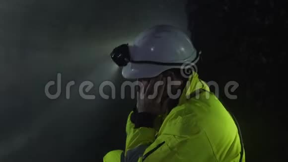 疲惫的矿工喝水视频的预览图