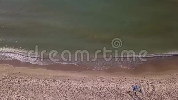 海滩和海上高空观景视频的预览图