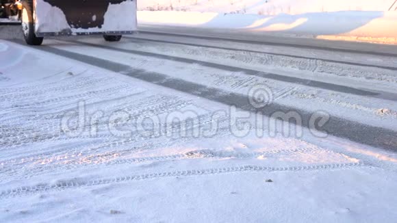 平地机扫马路上的积雪视频的预览图