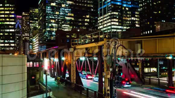 在市中心人们的交通和火车在夜间的街道上来往视频的预览图