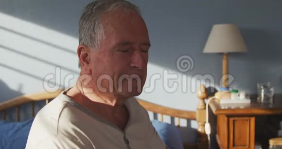 坐在家里睡觉的老人视频的预览图