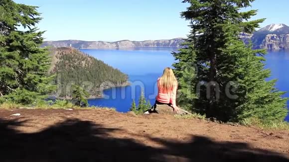 在火山口湖国家公园欣赏风景视频的预览图