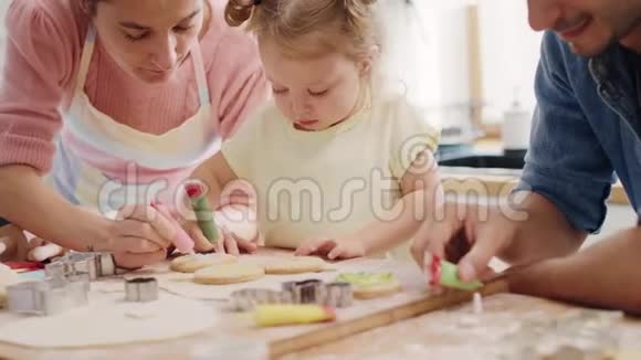 家庭为复活节做饼干视频的预览图