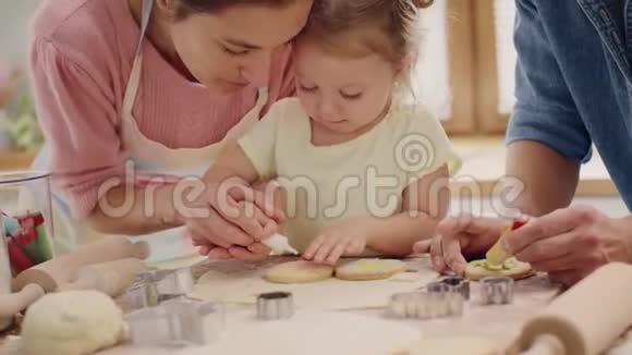 家庭烘焙饼干复活节视频的预览图
