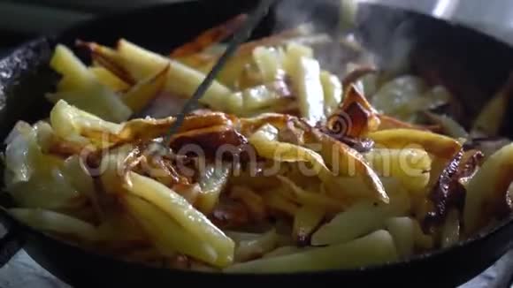 土豆是用黑锅炒的视频的预览图