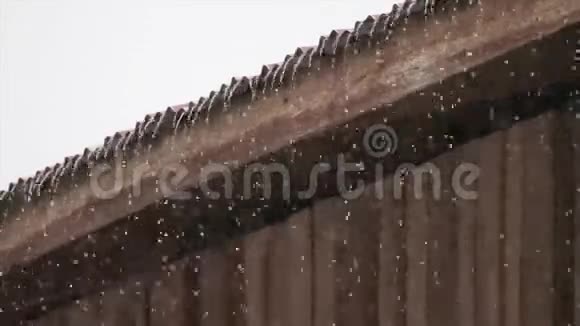 旧锌屋顶下雨视频的预览图