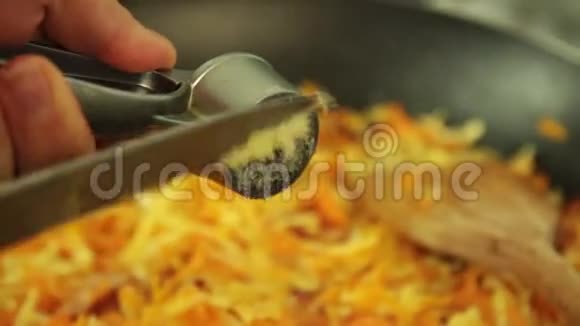 在厨房里加入大蒜和煮面条做香肠视频的预览图