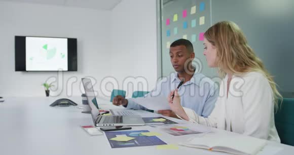 男人和女人在办公室讨论视频的预览图