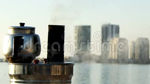 靠近大海的老式茶壶视频的预览图
