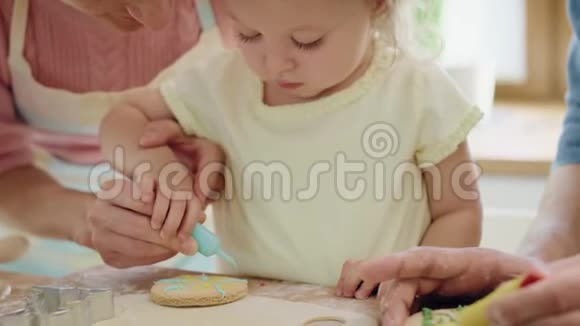 家庭烘焙饼干复活节视频的预览图