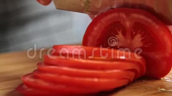 用蔬菜配方切番茄果酱视频的预览图